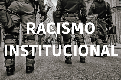 #paratodosverem imagem em preto e branco de policiais de costas, com letreiro em branco onde se lê racismo institucional