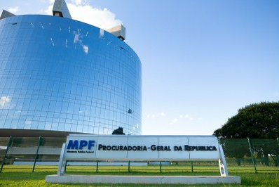 Fachada da PGR contendo a logo do MPF.