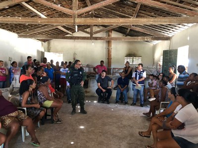 Foto mostra a Equipe 10 reunida com comunidade quilombola Paus Pretos, no município de Monteirópolis