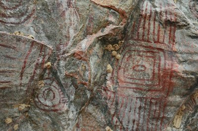 Imagem da rocha com inscrições rupestres 