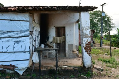 Foto mostra uma casa em péssimas condições de habitabilidade