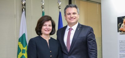 Em Brasília, a Procuradora-geral da República Raquel Dodge e o novo procurador-chefe do MPF/AL Marcial Coêlho em solenidade de posse (Foto: Secom/PGR)