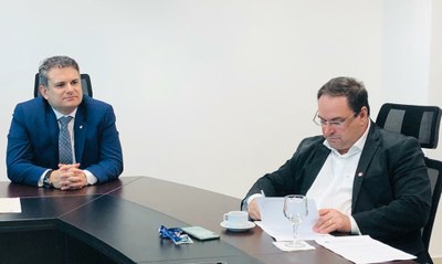 Procurador-chefe do MPF/AL, Marcial Coêlho, e o secretário de Educação de Alagoas, Luciano Barbosa, na assinatura do Termo de Ajustamento de Conduta, em 10 de dezembro de 2019