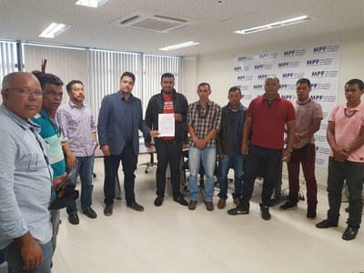 Foto mostra o momento em que lideranças de povos indígenas de 11 etnias alagoanas entrega o manifesto ao procurador da República Bruno Lamenha 