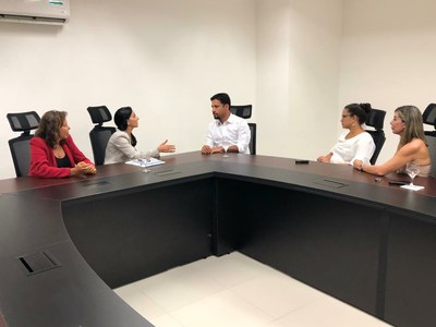 Foto da reunião, mostrando cinco pessoas sentadas