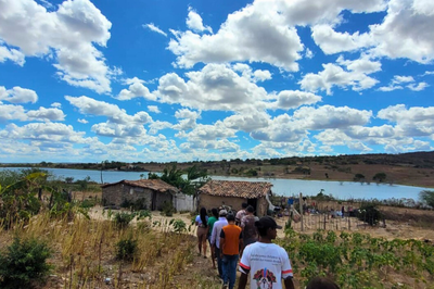 Registro fotográfico da área de retomada ocupada por indígenas à beira do rio