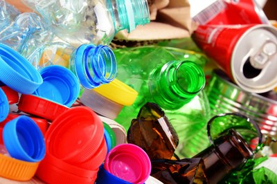Garrafas PET, latinhas e materiais em vidro para reciclagem