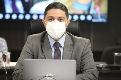 #ParaTodosVerem. Fotografia do conselheiro do Conselho Nacional do Ministério Público, Silvio Roberto Oliveira de Amorim Junior. O conselheiro usa uma máscara do tipo cirúrgica na face e terno cinza.