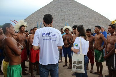Foto mostra o procurador Fernando Merloto de costas junto com indígenas