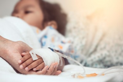 Criança internada em hospital