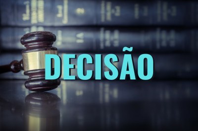 #ParaTodosVerem. Imagem de martelo sobre mesa com sobreposição escura. No centro da imagem está em destaque a palavra Decisão em cor azul.