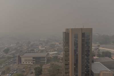 Vista aérea da cidade de Manaus encoberta por fumaça, com o prédio do Tribunal de Justiça do Amazonas em primeiro plano