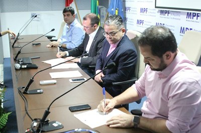 Foto do momento da assinatura do acordo de cooperação