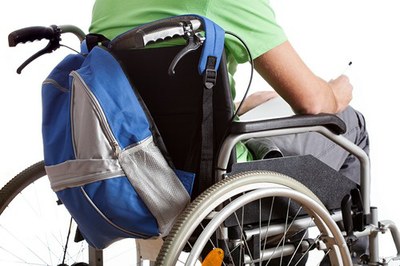 pessoa de costas na cadeira de rodas e com uma mochila
