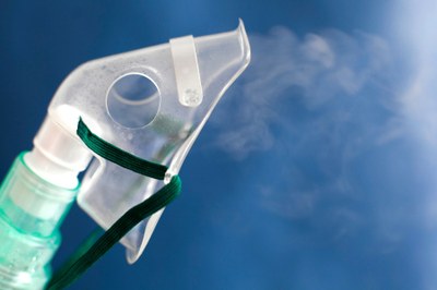 #ParaTodosVerem. Fotografia de equipamento médico para respiração por oxigênio. A arte é da ascom do mpf by canva pró.