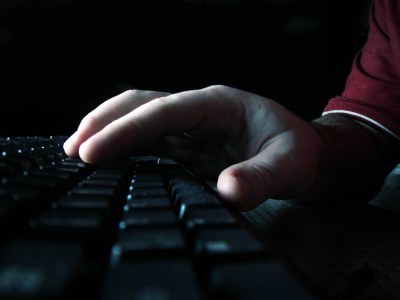 #pracegover foto mostra teclado de computador e mãos digitando