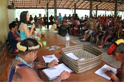 Procuradora da República conversa com indígenas Wajãpi no primeiro dia de evento. (Foto: Irineu Ribeiro - Secom GEA)