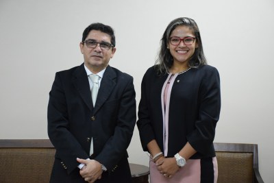Posam para a foto o desembargador do Tribunal de Justiça, desembargador Carlos Tork, e a procuradora regional eleitoral Nathália Mariel.