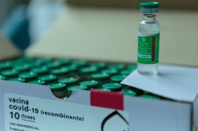 #pracegover foto mostra caixa com vacinas contra a covid-19 