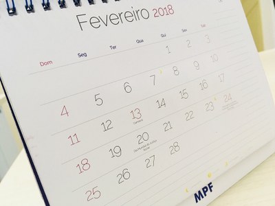 Calendário do mês de fevereiro inclinado com destaque para os dias em que não haverá expediente no órgão, 12 e 13 de fevereiro