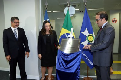 Rafael Nogueira, Vanessa Previtera e Fábio Loula descerram a placa inaugural