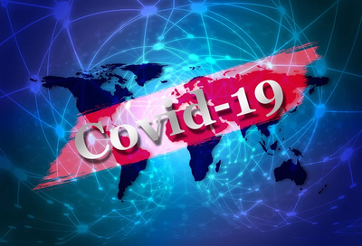 A palavra Covid19 aparece sobre o mapa do mundo.