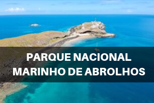Sobre uma imagem de ilha do arquipélago de Abrolhos estão grafadas as palavras Parque Nacional Marinho de Abrolhos