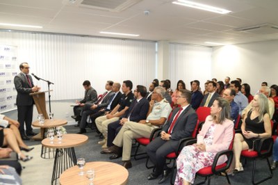 O procurador da república Rafael Nogueira realiza o discurso de abertura  do evento de inauguração da sede do MPF em Barreiras, dirigindo-se ao auditório lotado.
