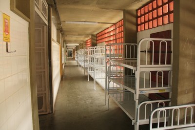 Unidade de internação, com camas em corredor