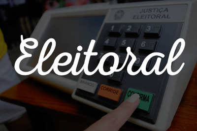 #pracegover Imagem mostra a palavra "Eleitoral", em letras brancas, aplicadas sobre a foto de uma urna eletrônica sendo utilizada por uma pessoa 