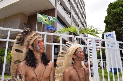Foto mostra dois representantes de povos indígenas em frente da sede do MPF em Fortaleza