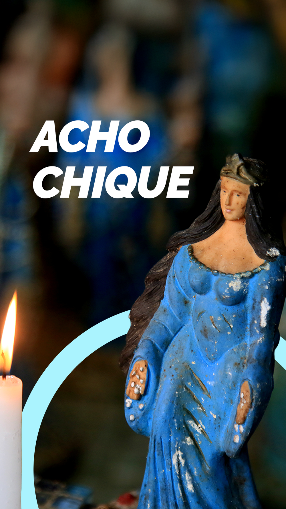 Imagem de uma estátua de Iemanjá com vestido azul e coroa, ao lado de duas velas brancas acesas num fundo escuro e desfocado.