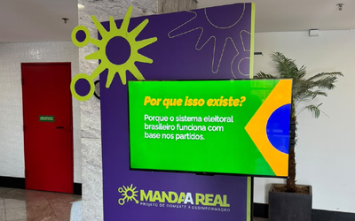 Totem digital informativo da campanha, composto por um painel interativo que exibe conteúdos sobre o funcionamento do sistema eleitoral brasileiro.
