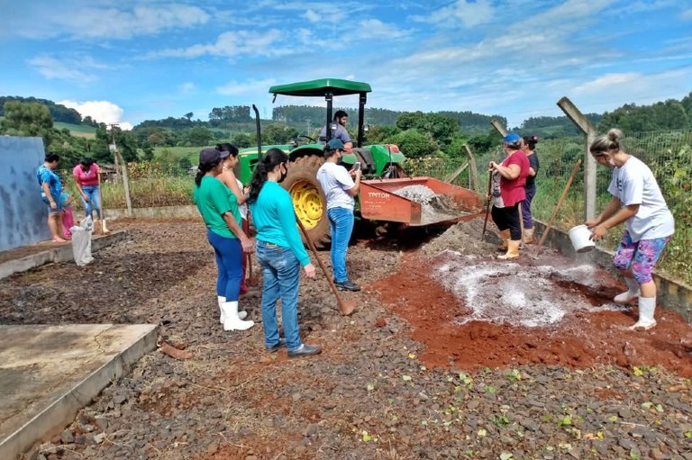 Comunidade trabalha na ampliação do horto Foto: Prefeitura de Entre Rios (SC)