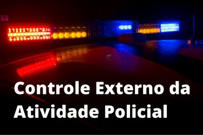 Foto noturna das sirenes de uma viatura com as luzes acessas nas cores vermelha e azul. Na foto, está escrito "controle externo das atividade policial" na cor branca.