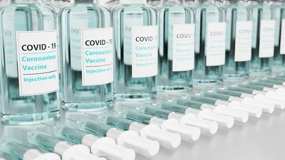 #Paracegover Foto de frascos de vacina contra a covid-19 enfileirados 