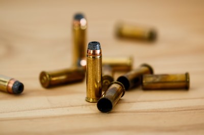 Foto mostra cartuchos de bala de armas de fogo 