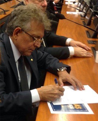 Foto: As Coralinas - Líder do DEM, Deputado Pauderney Avelino (AM), foi um dos que assinaram a lista de apoio