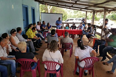 foto da reunião entre a procuradora da República Léa Batista e os moradores