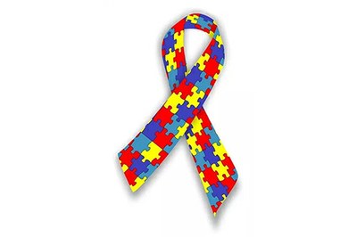 a figura de um laço com peças coloridas de quebra-cabeças representando o símbolo mundial da conscientização em relação ao autismo