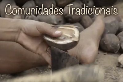 #Pracegover Foto de uma pessoa quebrando cocos com um machado. Em bege, no canto superior da imagem, está escrito "Comunidades Tradicionais".