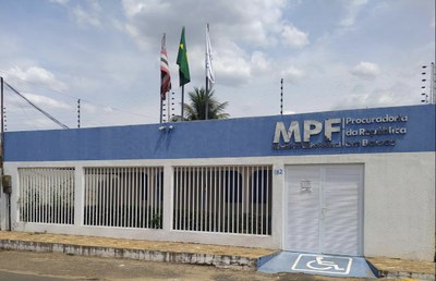 Foto da fachada da PRM/Balsas, contendo muro branco com faixa azul na parte superior e a marca do Ministério Público Federal no canto superior direito, acima do portão de entrada.