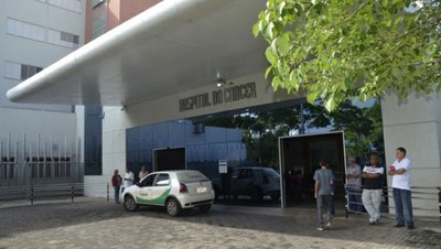 Foto mostra a fachada externa com a porta principal do hospital do Câncer de Uberlândia