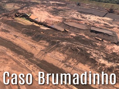 Imagem aérea da destruição causada pelo rompimento da barragem em Brumadinho(MG) com área tomada pelos rejeitos.