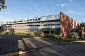 Foto mostra fachada do prédio da reitoria da UFMG 