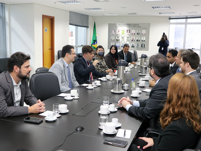 Foto mostra uma mesa de reunião com os procuradores do MPF, MPMG, órgão públicos e advogados da Vale discutindo o acordo assinado.