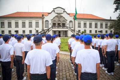 Imagem mostra cadetes perfilados à frente do edifício da EPCAR