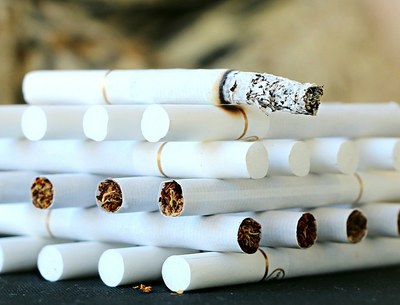 Foto ilustrativa de uma pilha de cigarros.