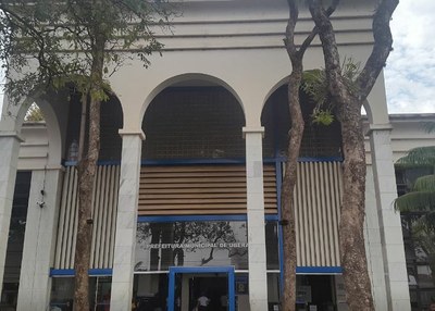 Foto mostra a porta de entrada principal da Prefeitura de Uberaba.