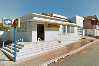 Imagem mostra a fachada da unidade dos Correios em Luz/MG